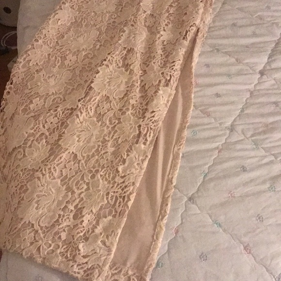 RL blush lace dress w/ flutter sleeves, side slit - Picture 3 of 5